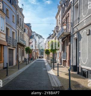 Le Treport, Francia - 09 16 2024: Veduta di una strada tipica nel quartiere di Cordiers e delle scogliere alle spalle Foto Stock