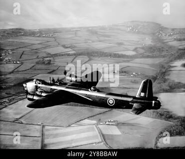 Lo Short Stirling ebbe la particolarità di essere il primo bombardiere quadrimotore ad essere introdotto in servizio con la Royal Air Force (RAF) durante la seconda guerra mondiale. Entrò in servizio in squadrone all'inizio del 1941 e fu elogiato dai piloti per la sua capacità di ribaltare i caccia notturni nemici e le sue caratteristiche di manovrabilità favorevoli, anche se il suo tetto di altitudine fu criticato. Fu retrocesso in seconda linea dalla fine del 1943, a causa della crescente disponibilità di bombardieri più capaci per i bombardamenti strategici della Germania. Foto Stock