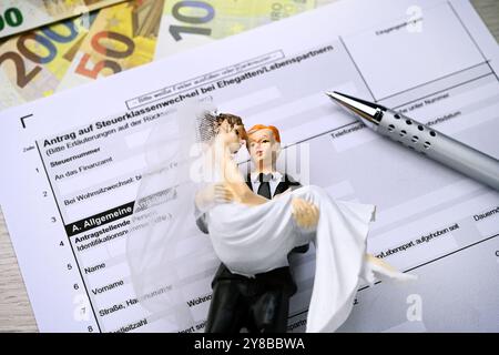 Coppia nuziale sul modulo fiscale, foto simbolica classe fiscale 4 e abolizione delle classi fiscali 3 e 5, Hochzeitspaar-Figur auf Steuerformular, Symbolfoto Foto Stock