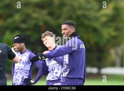 East Mains. Ormiston.Tranent.East Lothian.Scotland.UK.4 ottobre 24 sessione di formazione iberniana per la partita della Scottish Premiership contro Motherwell . Marvin Ekpiteta di Hibernian durante la sessione. Crediti: eric mccowat/Alamy Live News Foto Stock