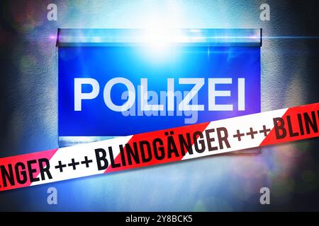 MONTAGGIO FOTOGRAFICO, cartello della polizia con luce blu e nastro di barriera con l'iscrizione Dudgänger, FOTOMONTAGE, Polizei-Schild mit Blaulicht und Absperrband Foto Stock