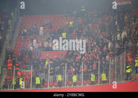 Bilbao, Spagna. 3 ottobre 2024. I tifosi dell'AZ Alkmaar durante il secondo turno della fase a gironi della UEFA Europa League 2024-25 tra Athletic Club e AZ Alkmaar il 3 ottobre 2024 allo stadio San Mamés di Bilbao, Spagna. (Foto di Alberto Brevers/Pacific Press) credito: Pacific Press Media Production Corp./Alamy Live News Foto Stock