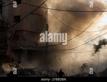 Beirut. 4 ottobre 2024. Questa foto scattata il 4 ottobre 2024 mostra una scena dopo un attacco aereo israeliano nella periferia meridionale di Beirut, in Libano. Crediti: Bilal Jawich/Xinhua/Alamy Live News Foto Stock