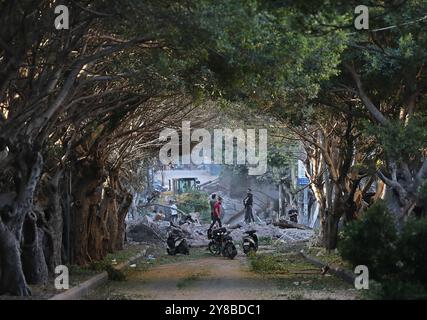 Beirut. 4 ottobre 2024. Questa foto scattata il 4 ottobre 2024 mostra i danni causati dagli attacchi aerei israeliani nei sobborghi meridionali di Beirut, Libano. Crediti: Bilal Jawich/Xinhua/Alamy Live News Foto Stock