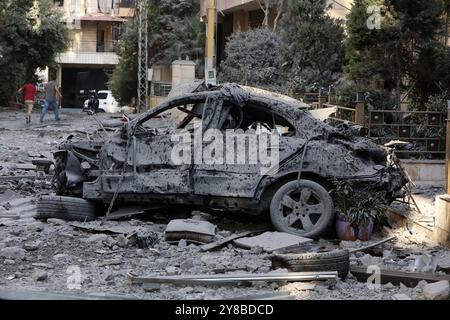 Beirut. 4 ottobre 2024. Questa foto scattata il 4 ottobre 2024 mostra i danni causati dagli attacchi aerei israeliani nei sobborghi meridionali di Beirut, Libano. Crediti: Bilal Jawich/Xinhua/Alamy Live News Foto Stock