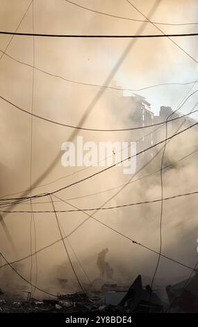 Beirut. 4 ottobre 2024. Questa foto scattata il 4 ottobre 2024 mostra una scena dopo un attacco aereo israeliano nella periferia meridionale di Beirut, in Libano. Crediti: Bilal Jawich/Xinhua/Alamy Live News Foto Stock