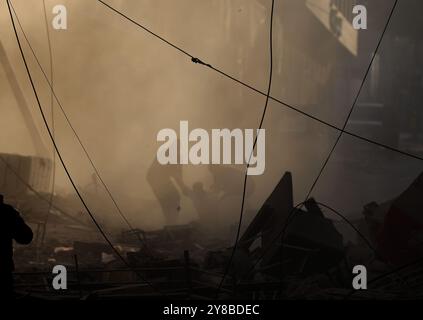 Beirut. 4 ottobre 2024. Questa foto scattata il 4 ottobre 2024 mostra una scena dopo un attacco aereo israeliano nella periferia meridionale di Beirut, in Libano. Crediti: Bilal Jawich/Xinhua/Alamy Live News Foto Stock