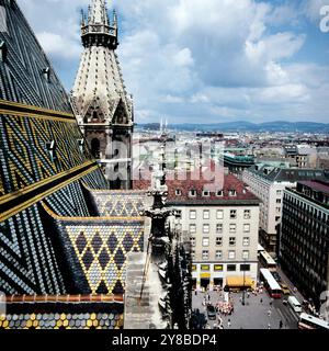 Auf dem Dach vom Stephansdom mit Blick zum Stephansplatz in Wien, Österreich um 1981. 90040000030 Foto Stock