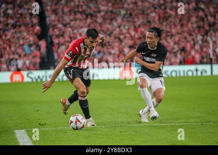 Bilbao, Euskadi, Spagna. 3 ottobre 2024. Bilbao, Spagna, 3 ottobre 2024: Il giocatore del Club Atletico, IÃ±igo Ruiz de Galarreta (16, l) controlla la palla contro Seiya Maikuma (16, r) durante la partita del secondo giorno della fase a gironi UEFA Europa League 2024-25 tra Athletic Club e AZ Alkmaar, il 3 ottobre 2024, allo stadio San Mamés, a Bilbao, Spagna. (Credit Image: © Alberto Brevers/Pacific Press via ZUMA Press Wire) SOLO PER USO EDITORIALE! Non per USO commerciale! Foto Stock