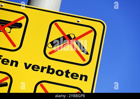 Cartello di divieto di armi con il simbolo del coltello barrato presso la stazione ferroviaria principale di Amburgo, Germania, Waffenverbotsschild mit durchgestrichenem Messersymbol A. Foto Stock