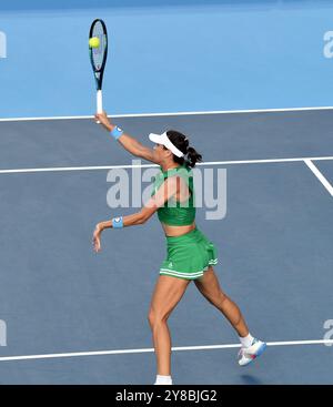 Hong Kong, Cina. 4 ottobre 2024. L'Australia Ajla Tomljanovic torna a giocare nei quarti di finale femminile contro gli Stati Uniti McCartney Kessler al torneo WTA Hong Kong 125 Open di tennis a Hong Kong, nel sud della Cina, 4 ottobre 2024. Crediti: Lo Ping fai/Xinhua/Alamy Live News Foto Stock