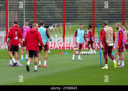 Monaco, Germania. 1 ottobre 2024. Mannschaft, Spieler beim Training, Arijon Ibrahimovic (FC Bayern Muenchen, 20) mit Eric Dier (FC Bayern Muenchen, 15) und Thomas Mueller (FC Bayern Muenchen, 25) mit Harry Kane (FC Bayern Muenchen, 09) und Konrad Laimer (FC Bayern Muenchen, 27) mit Raphael Guerreiro (FC Bayern Muenchen, Muenchen, Muenchen, Muenchen, Muenchen, Bayern, 22) UEFA Champions League, 2. Spieltag, Saison 24/25, 01.10.2024, foto: Eibner-Pressefoto/Jenni Maul credito: dpa/Alamy Live News Foto Stock