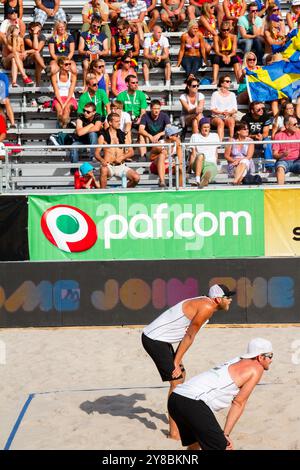 SPONSORIZZAZIONE DEL GIOCO D'AZZARDO, BEACH VOLLEY, MARIEHAMN, 2011: La società di gioco d'azzardo Åland PAF sponsorizzò l'evento sportivo annuale. La folla negli stand della principale Alandica Arena si diverte con un abbigliamento estivo leggero o un costume da spiaggia in una giornata particolarmente calda del Mar Baltico nell'agosto 2011 al PAF Open di Mariehamn, Åland, Finlandia. Fotografia: Rob Watkins. INFO: Tra il 2009-2013 il PAF Open Beach Volley è stato un torneo annuale che si è tenuto a Mariehamn, Åland, Finlandia. Ha attirato le migliori squadre e giocatori internazionali come parte della classifica ufficiale del FIVB World Tour, mostrando Be di alto livello Foto Stock