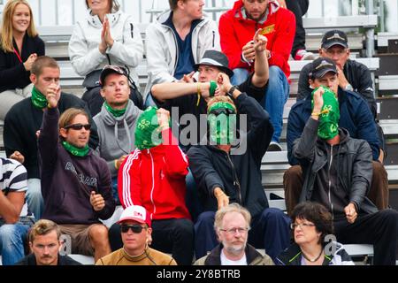 LA FOLLA SI PREPARA PER LA TEMPESTA ESTIVA, BEACH VOLLEY, MARIEHAMN, 2011: La folla si avvolge al caldo mentre una tempesta estiva si avvicina durante le ultime partite ad eliminazione diretta nell'agosto 2011 al PAF Open di Mariehamn, Åland, Finlandia. Fotografia: Rob Watkins. INFO: Tra il 2009-2013 il PAF Open Beach Volley è stato un torneo annuale che si è tenuto a Mariehamn, Åland, Finlandia. Ha attirato le migliori squadre e giocatori internazionali come parte della classifica ufficiale del FIVB World Tour, mostrando pallavolo da spiaggia di alto livello. Foto Stock