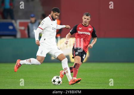 Ruben LOFTUS-CHEEK (AC Milan) contro Granit XHAKA (LEV) azione, duelli, UEFA Champions League, turno preliminare 2° partita, Bayer 04 Leverkusen (LEV) - AC Milan 1:0 il 1° ottobre 2024 a Leverkusen/Germania. Foto Stock