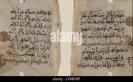 Versi coranici, X secolo, calligrafia, arabo, manoscritti, arabo, Washington (D.C.), Iraq, penisola arabica, calligrafia araba, manoscritti islamici miniati, calligrafia islamica, manoscritti islamici, Kufi, versi coranici, 1 volume; 9,2 (l) x 12,1 (a) cm Foto Stock