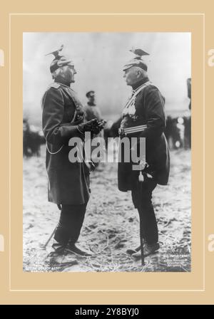 Conte Gottlieb von Haeseler, 1836-1919, ritratto a figura intera, in piedi, con il conte Ferdinand von Zeppelin, 1838-1917, 190-?, 1 stampa fotografica. Foto Stock