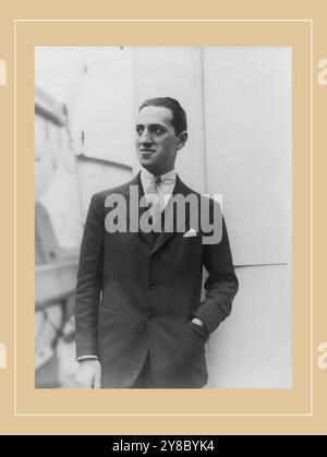 George Gershwin, 1898-1937, ritratto a mezza lunghezza, in piedi, rivolto a sinistra, 1 stampa fotografica. Foto Stock