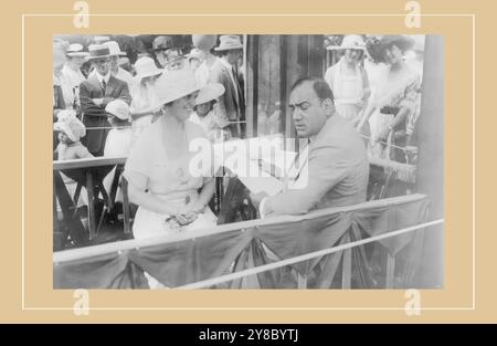 Enrico Caruso, 1873-1921, disegno di bozzetti caricature nello stand alla fiera di beneficenza di Southampton, L.I., con sitter, signora Albert Gallatin, 1920 3 agosto. 1 stampa fotografica. Foto Stock