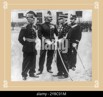Capitano Alfred Dreyfus, ritratto a figura intera, in piedi, rivolto a sinistra, con altri tre ufficiali militari francesi, tutti in uniforme, tra il 1906 e il 1916, Dreyfus, Alfred, 1859-1935, servizio militare, ufficiali militari, francese, 1900-1920, ritratti di gruppo, 1900-1920., stampe fotografiche, 1900-1920., fotografie ritratto, 1900-1920., fotografie ritratto, 1900-1920, ritratti di gruppo, 1900-1920, stampe fotografiche, 1900-1920, 1 stampa fotografica. Foto Stock