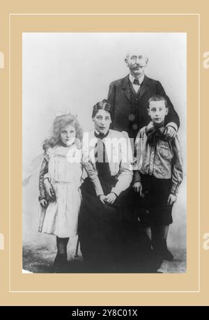 Capitano Alfred Dreyfus, ritratto a figura intera, in piedi, davanti, con moglie(?) E due figli, tra il 1910 e il 1935, Dreyfus, Alfred, 1859-1935, famiglia, ritratti di gruppo, 1910-1940., Fotografia. Stampe, 1910-1940., ritratti, 1910-1940., ritratti di gruppo, 1910-1940, Ritratto fotografico, 1910-1940, Fotografia. Stampe, 1910-1940, George Grantham ., 1 fotografia. stampa. Foto Stock