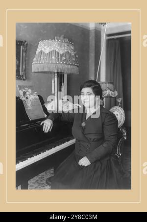 Amy Castles, ritratto di tre quarti, seduto al pianoforte, rivolto a sinistra. Cantante australiana, 1 stampa fotografica. Foto Stock