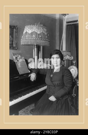 Amy Castles, ritratto di tre quarti, seduto al pianoforte, rivolto leggermente a sinistra. Cantante australiana, 1 stampa fotografica. Foto Stock