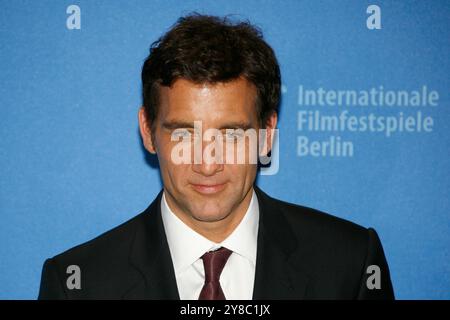 FOTO D'ARCHIVIO: Clive OWEN avrà 60 anni il 3 ottobre 2024, photocall "The International" attore Clive OWEN, ritratto, concorso fuori concorso photocall, sessione fotografica, conferenza stampa, photocall, 59° Festival Internazionale del Cinema di Berlino dal 5 al 15 febbraio 2009 a Berlino, Berlinale, 5 gennaio 2009 ? SVEN SIMON, Prinzess-Luise-Str.41#45479 Muelheim/Ruhr#tel.0208/9413250#fax 0208/9413260#KTO 244 293 433 P ostbank e ssen BLZ 360 100 43#www.SvenSimon.net#e-mail:SvenSimon@t-online.de. Foto Stock