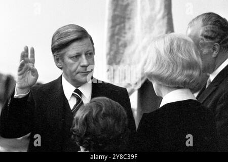 FOTO D'ARCHIVIO: Annemarie RENGER avrebbe compiuto 105 anni il 7 ottobre 2024, Helmut SCHMIDT (a sinistra) alla cerimonia di giuramento come Cancelliere federale il 16 maggio 1974 nel Bundestag tedesco a Bonn, Schmidt presta giuramento di fronte al presidente del Bundestag Annemarie RENGER, l'ex senatore degli interni di Amburgo Helmut SCHMIDT (1961-1965) è stato Ministro federale della difesa dal 1969-1972 e ministro delle finanze dal 1972 al 1974. Dopo che Willy Brandt si dimise nel 1974, Schmidt divenne Cancelliere federale. Un voto costruttivo di sfiducia nel 1982 ha portato alla sua caduta. Il suo successore come Federa Foto Stock