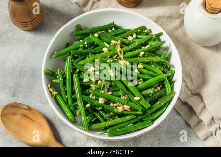 Fagioli verdi saltati fatti in casa con sale e pepe Foto Stock