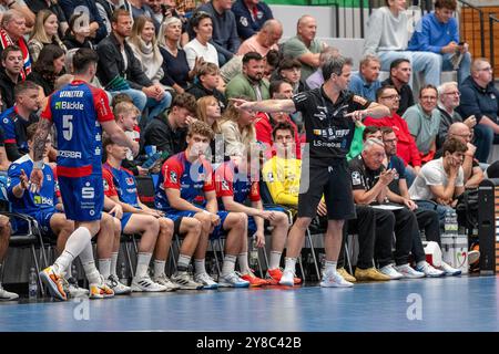 HBW Balingen-Weilstetten vs. HSG Wetzlar, Handball, DHB-Pokal, 2. Runde, 02.10.2024, Bank mit Matthias Flohr (HBW Balingen, Chef-Trainerr) foto: Eibner-Pressefoto/Stefan Rosenfeld Foto Stock