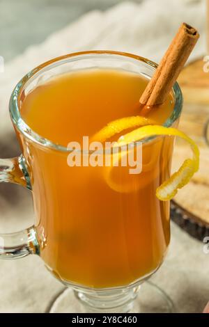 Hot Toddy al sidro di mele caldo e bollente con rum e limone Foto Stock