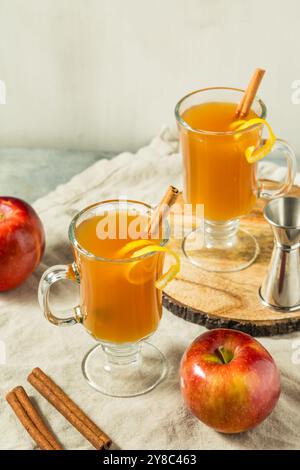 Hot Toddy al sidro di mele caldo e bollente con rum e limone Foto Stock