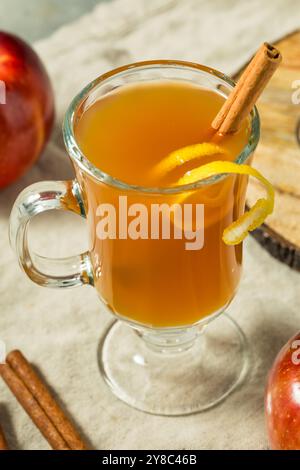 Hot Toddy al sidro di mele caldo e bollente con rum e limone Foto Stock