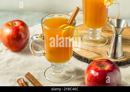 Hot Toddy al sidro di mele caldo e bollente con rum e limone Foto Stock