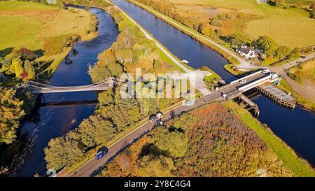 Bridge of Oich o Victoria Bridge Aberchalder Scotland un ponte sospeso bianco, il vicino Caledonian Canal e Swing Bridge e la A82 Road in tarda serata Foto Stock