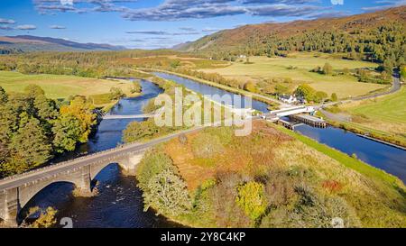 Bridge of Oich o Victoria Bridge Aberchalder Scotland un ponte sospeso bianco, il vicino Caledonian Canal e Swing Bridge e il ponte stradale A82 in l Foto Stock