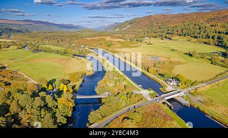 Bridge of Oich o Victoria Bridge Aberchalder Scotland un ponte sospeso bianco sul vicino Caledonian Canal e Swing Bridge e sulla A82 Road in autunno Foto Stock