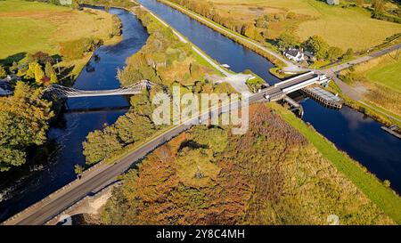 Bridge of Oich o Victoria Bridge Aberchalder Scotland un ponte sospeso bianco, il vicino Caledonian Canal e Swing Bridge e la A82 Road in tarda Sum Foto Stock