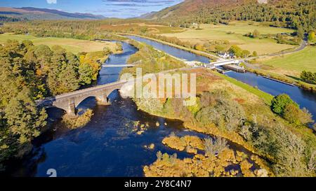 Bridge of Oich o Victoria Bridge Aberchalder, ponte sospeso bianco scozzese, vicino al Caledonian Canal e Swing Bridge e A82 concrete Road brid Foto Stock