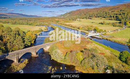 Bridge of Oich o Victoria Bridge Aberchalder, ponte sospeso bianco scozzese, il vicino Caledonian Canal e Swing Bridge e il ponte stradale A82 in lat Foto Stock