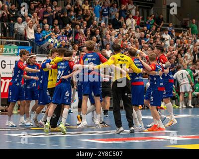 Balingen, Germania. 2 ottobre 2024. Jubel nach dem Sieg der HBW Balingen-Weilstetten), HBW Balingen-Weilstetten vs. HSG Wetzlar, Handball, DHB-Pokal, 2. Runde, 02.10.2024, foto: Eibner-Pressefoto/Eibner-Pressefoto/Stefan Rosenfeld credito: dpa/Alamy Live News Foto Stock