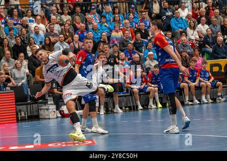 Balingen, Germania. 2 ottobre 2024. Wurf von Stefan Covor (HSG Wetzlar,#77), HBW Balingen-Weilstetten vs. HSG Wetzlar, Handball, DHB-Pokal, 2. Runde, 02.10.2024, foto: Eibner-Pressefoto/Eibner-Pressefoto/Stefan Rosenfeld credito: dpa/Alamy Live News Foto Stock