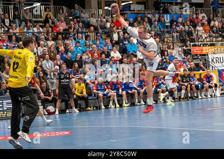 Balingen, Germania. 2 ottobre 2024. Wurf von Rasmus Meyer Eilersen,#5 HSG Wetzlar), HBW Balingen-Weilstetten vs. HSG Wetzlar, Handball, DHB-Pokal, 2. Runde, 02.10.2024, foto: Eibner-Pressefoto/Eibner-Pressefoto/Stefan Rosenfeld credito: dpa/Alamy Live News Foto Stock