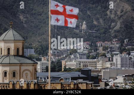 La bandiera della Georgia sorvola la città di Tbilisi, il 14 settembre 2024. Il 26 ottobre 2024 sarà eletto il parlamento della Georgia. Le elezioni sono viste come un importante segnale per il paese riguardo al suo orientamento verso la Russia o verso l'Unione europea. Le violente proteste contro l'attuale partito al governo "sogno georgiano” hanno suscitato scalpore internazionale nella primavera del 2023 e nella primavera del 2024, dopo l'attuazione della controversa "legge sugli agenti”, che è parallela alla legge approvata in Russia nel 2012 e limita gravemente le attività delle organizzazioni non governative straniere. Foto Stock