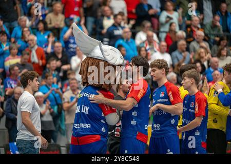 Balingen, Germania. 2 ottobre 2024. Jubel nach dem Sieg der HBW Balingen-Weilstetten), HBW Balingen-Weilstetten vs. HSG Wetzlar, Handball, DHB-Pokal, 2. Runde, 02.10.2024, foto: Eibner-Pressefoto/Eibner-Pressefoto/Stefan Rosenfeld credito: dpa/Alamy Live News Foto Stock