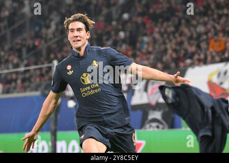 Dusan Vlahovic (Juventus Torino) bejubelt das 2:3. GER, RB Leipzig vs. Juventus Torino, Fussball, UEFA Champions League, 2. Spieltag, Saison 2024/2025, 02.10.2024 NORMATIVE DFB/DFL VIETANO QUALSIASI USO DI FOTOGRAFIE COME SEQUENZE DI IMMAGINI E/O QUASI-VIDEO foto: Eibner-Pressefoto/Bert Harzer Foto Stock