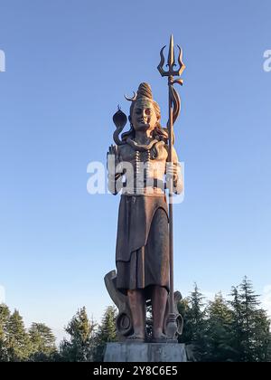 Una gigantesca statua in bronzo di Shiva, un'importante divinità della trinità indù. Foto Stock