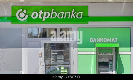 Belgrado, Serbia - 21 settembre 2024: Banca OTP di proprietà ungherese con sportello Bancomat in via Kataniceva a Capital City Sunny Summer Day. Foto Stock