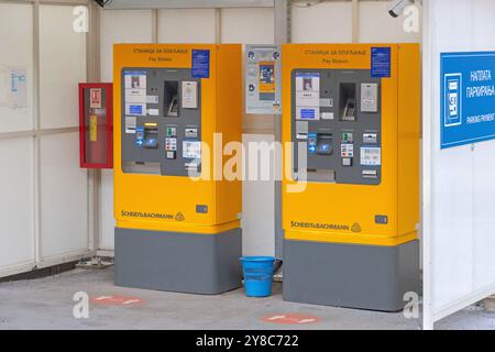 Belgrado, Serbia - 18 agosto 2024: Stazione di pagamento automatica per il parcheggio pubblico in Piazza Slavija nel centro della capitale. Foto Stock